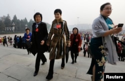 李小琳身穿名牌大衣到人民大会堂参加全国妇女代表大会(2013年10月28日)