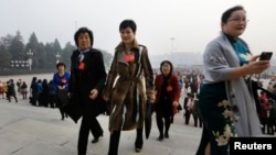 2013年10月28日,李小琳身穿名牌大衣出现在人民大会堂