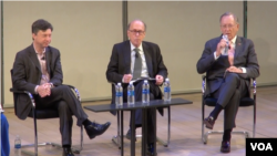 马修斯亚洲的投资策略师安迪·罗斯曼、耶鲁大学管理学院资深讲师、前摩根斯坦利亚洲部主席斯蒂芬·罗奇、Evercore ISI资深董事经理、中国研究团队负责人唐纳德·斯塔兹海姆在SupChina举办的中国宏观经济讨论会上(美国之音久岛拍摄)