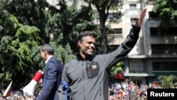 委内瑞拉反对派领袖瓜伊多和反对派政治人士佩洛斯在加拉加斯对支持者讲话。(2019年4月30日)