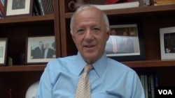 美中关系全国委员会会长欧伦斯接受美国之音采访。(美国之音方方拍摄)