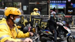 美团快递的快递员们正准备把一家北京餐馆的午餐饭盒送出。(2021年4月27日)