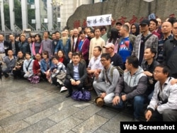 众多支持者在长沙中级人民法院外关注709案被捕人权律师谢阳。(推特图片)