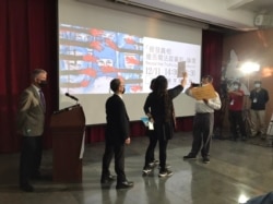 美国在台协会代表于“揭发真相:维吾尔法庭审判”论坛致词时,遭到抗议人士闹场。(美国之音记者顾展珑摄)