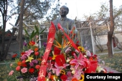 北京的郭沫若故居中的郭沫若全身铜像(2007年11月,美国之音拍摄)