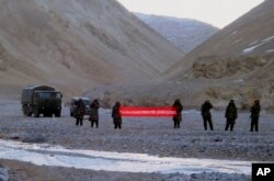 中国军人在中印边界举起"你已跨境,请回去"的横幅(2013年5月5日)