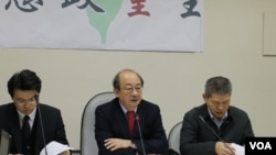 民进党立法委员柯建铭(中)(美国之音 杨明)