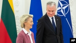 资料照：立陶宛总统瑙塞达（右）与欧委会主席冯德莱恩在维尔纽斯举行会谈。（2021年11月28日）