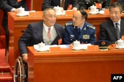 2012年11月8日,邓小平的儿子邓朴方(左)在人民大会堂举行的中共十八大开幕式上。