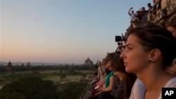 ပုဂံဘုရားပေါ်က နိုင်ငံတကာခရီးသွားများ