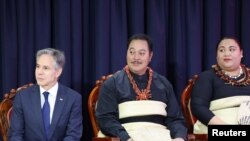 2023年7月26日,美国国务卿布林肯和汤加皇太子图普托阿乌卢卡拉拉及公主西奈塔卡拉共同出席在汤加首都努库阿洛法举行的美国驻汤加大使馆开馆仪式。