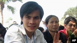 Blogger Paulus Lê Văn Sơn, 26 tuổi, là tác giả của các bài viết phản ánh các vấn đề chính trị-xã hội, đặc biệt là những đề tài liên quan đến tôn giáo và nhân quyền tại Việt Nam, trong đó có loạt bài về các cuộc biểu tình chống Trung Quốc