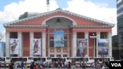 蒙古乌兰巴托街头的苏联式建筑。俄罗斯想恢复在蒙古影响。 (美国之音白桦拍摄)