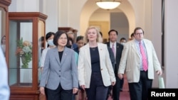 2023年5月19日,台湾总统蔡英文在台北与英国前首相特拉斯走在一起。(台湾总统府/路透社)