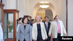 2023年5月19日,英国前首相利兹·特拉斯在访问台湾期间与台湾总统蔡英文会晤。(照片由台湾总统府提供给路透社)