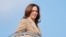 Wakil Presiden AS Kamala Harris saat hendak menaiki pesawat Air Force Two di Bandara Westfield-Barnes Regional di Massachusetts, pada 27 Juli 2024. (Foto: AP/Stephanie Scarbrough)