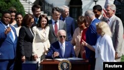 美国总统拜登2022年8月9日在白宫南草坪将《2022年芯片与科学法案》签署成法律。(路透社)