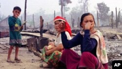 ဒေသခံတွေရဲ့ အိမ် များ မီးရှို့ဖျက်ဆီးခံရစဉ်