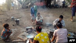 စစ်ဘေးလွတ်ရာ တောတောင်တွေထဲ ထွက်ပြေးနေကြရတဲ့ ကနီဒေသခံပြည်သူများ။ (ယခင်ပုံဟောင်း)