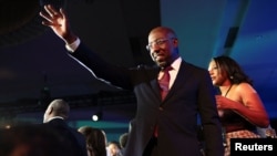 现任民主党籍参议员沃诺克(Raphael Warnock)在2022年12月6日决选中胜出。(路透社)