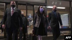 资料照片:华为公司高管孟晚舟和她的保安团队走出加拿大不列颠哥伦比亚省最高法院。 (2020年12月8日)