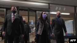华为公司财务总监孟晚舟和她的保安团队走出加拿大不列颠哥伦比亚省最高法院。 (2020年12月8日)