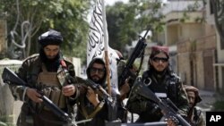 塔利班士兵在喀布尔街上巡逻(美联社 2021年8月19日)