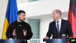 ယူကရိန်းကို ရုရှားကျူးကျော်ပြီးကတည်းက ဂျာမနီကို ပထမဆုံးရောက်လာတဲ့ ယူကရိန်းသမ္မတ Volodymyr Zelenskyy နဲ့ ဂျာမနီဝန်ကြီးချုပ် Olaf Scholz တို့ ပူးတွဲသတင်းစာရှင်းလင်းပွဲ။ (မေ ၁၄၊ ၂၀၂၃)