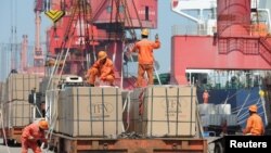 资料照:中国江苏省连云港市的一个港口的出口货物