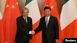 意大利前总理真蒂洛尼与中国国家主席习近平2017年5月16日在北京钓鱼台国宾馆举行双边会谈前握手。(资料照片)