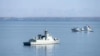 Kapal perusak berpeluru kendali Angkatan Laut Tentara Pembebasan Rakyat China Baotou (133) (kiri) dalam latihan militer gabungan Iran, Rusia, dan China di Teluk Oman, 10 Maret 2025. (Kantor Angkatan Darat Iran / AFP)