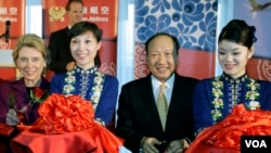 海航集团董事长陈峰(右二)和美国华盛顿州州长克里斯·格雷戈尔在西雅图-塔科马国际机场剪彩,庆祝北京和西雅图之间开始客机直飞(2008年6月9日)