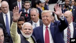 资料照片:2019年9月22日,在得克萨斯州休斯顿的NRG体育场举行的“Howdi Modi”活动上,在印度总理莫迪发表演讲后,他和美国总统唐纳德·特朗普走在竞技场大厅向与会者致意。