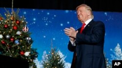 当选总统川普在佛罗里达中部参加集会并发表讲话。(2016年12月16日)