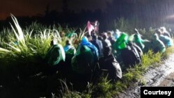 ဇွန်လ ၁၇ ရက်နေ့က ထိုင်းမြန်မာနယ်စပ် မဲဆောက်မြို့ထဆိုင်လုဝပ်နယ်မြေမှာ ဖမ်းဆီးခံရတဲ့ မြန်မာနိုင်ငံသားများ ( အမှတ်၃- ထိုင်းနယ်ခြားစောင့်တပ်)