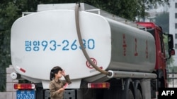 朝鲜受到联合国制裁后平壤一个加油站里的一辆运油车。(2017年7月21日)