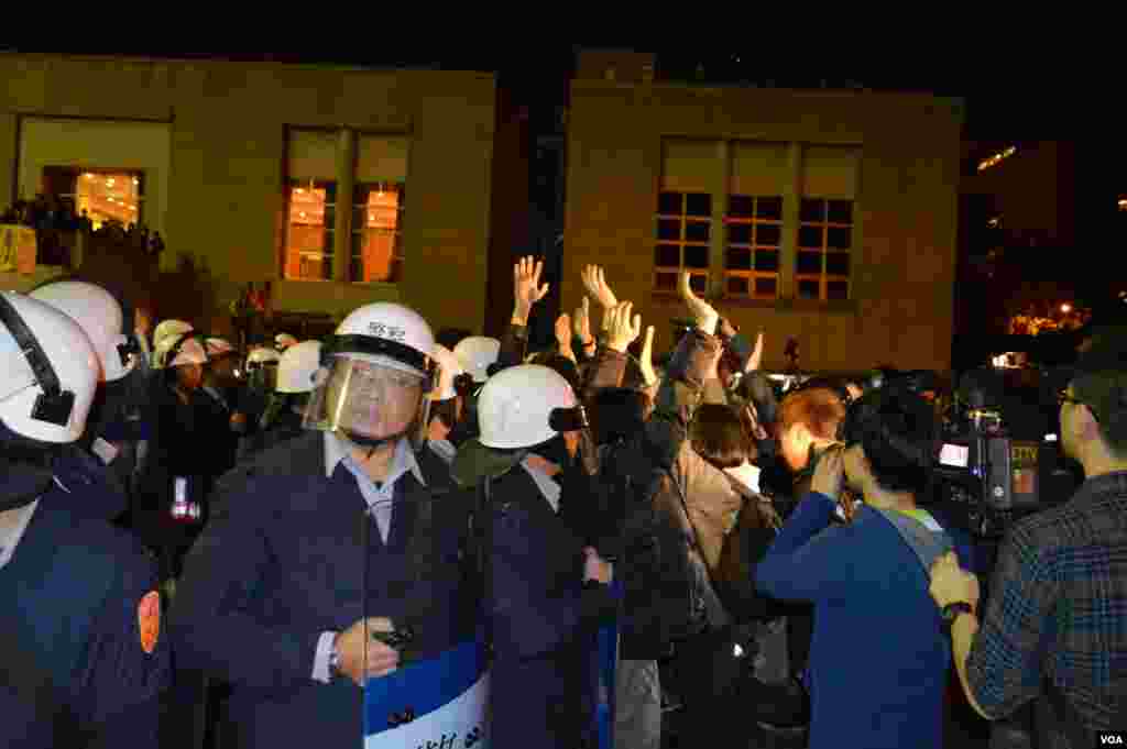 防暴警察和抗议者对峙