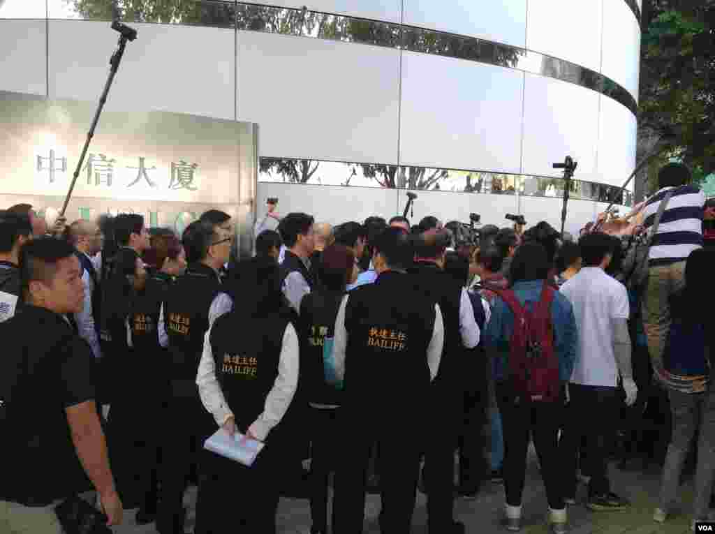 高等法院执达主任在金钟中信大厦展开清理障碍物行动(美国之音海彦拍摄)