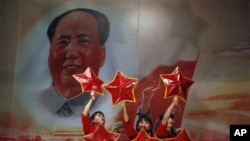 2011年北京一家红色餐厅里表演的红色歌舞,背景是毛泽东像