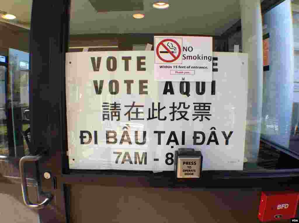 波士顿的一个投票站。如果选举结果在大选夜能够揭晓,共和党总统候选人、前麻萨诸塞州州长罗姆尼将在麻州首府波士顿发表胜选或败选演说。(美国之音记者杨晨拍摄)