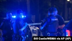 အမေရိကန််ပြည်ထောင်စု အလာဘားမားပြည်နယ်၊ ဘာမင်ဟမ်မြို့က ပစ်ခတ်မှုဖြစ်တဲ့နေရာမှာ တာဝန်ထမ်းဆောင်နေတဲ့ ရဲအရာရှိများ။ (စက်တင်ဘာ ၂၂၊ ၂၀၂၄)