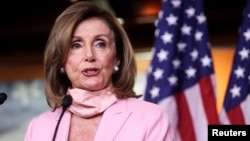 资料照:美国国会众议院议长佩洛西(House Speaker Nancy Pelosi, D-CA)在国会山召开的记者会上发言。