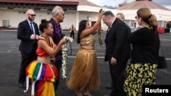 美国国务卿蓬佩奥和夫人抵达西太平洋岛国密克罗尼西亚联邦的国际机场时受到传统仪式的欢迎。(2019年8月5日)