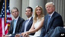 (从右至左)川普与他的儿女—伊万卡、小唐纳德和艾瑞克2014年7月23日在华盛顿参加川普国际酒店的奠基仪式。