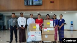 စကာၤပူက လှူဒါန်းတဲ့ ကိုရိုနာဗိုင်းရပ်စ် စမ်းသပ်ရေး ပစ္စည်းတွေကို လွှဲပြောင်းပေးအပ်။ (ဓာတ်ပုံ - မြန်မာနိုင်ငံဆိုင်ရာ စကာၤပူ သံရုံး Facebook )