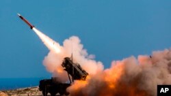 资料照片:德国士兵2017年11月8日在位于希腊哈尼亚的北约导弹发射设施发射“爱国者”武器系统。