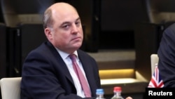 英国防长华莱士在布鲁塞尔出席北约防长会议。(2021年10月21日)