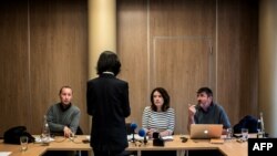 2018年10月7日被中国国家监委扣押和调查的国际刑警组织主席孟宏伟的妻子格蕾丝·孟在法国里昂举行记者会,背对摄影机。