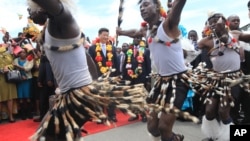 中国国家主席习近平(中)和津巴布韦总统穆加贝(中右)在津巴布韦首都哈拉雷观赏传统舞蹈表演(资料照片)