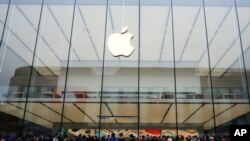 人们在杭州的苹果店里排队(2016年3月31日)